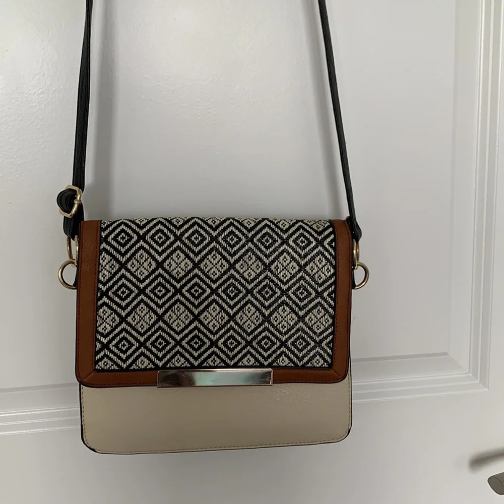 Patterned Purse - Picture 3 of 10